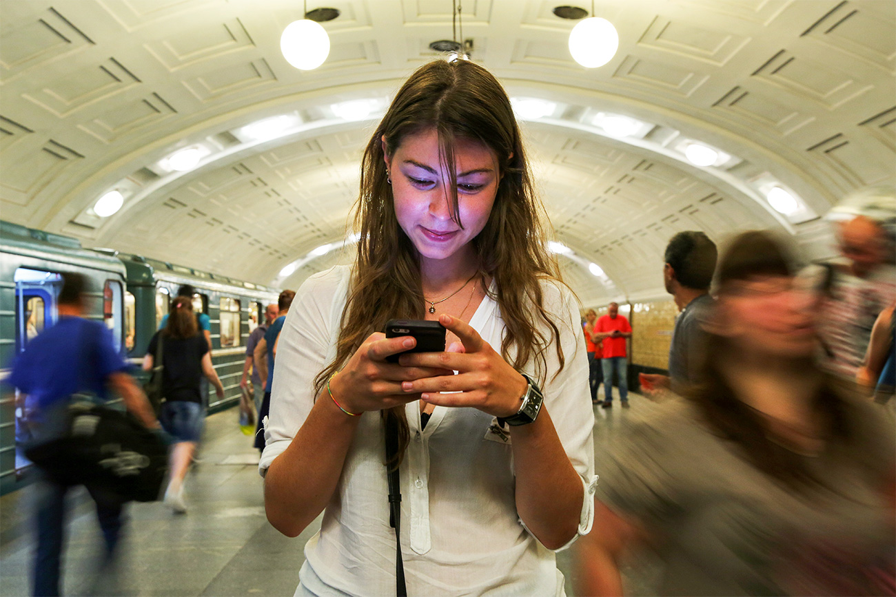 Младо момиче играе Pokemon Go в метрото. Снимка: Михаил Терешченко/ТАСС