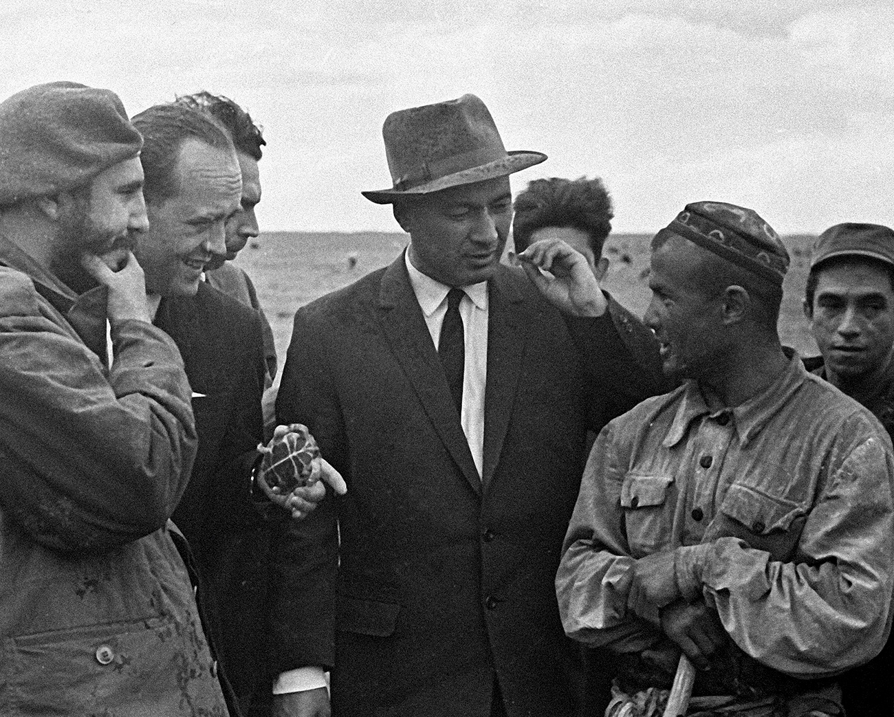 Fidel Castro (links) und Scharaf Raschidow (in der Mitte) im Mai 1963 / Vasily/RIA Novosti