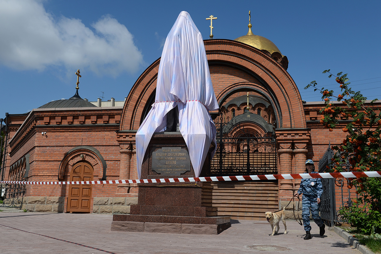 Estátua do tsar coberta em Novosibirsk, Rússia. / Foto: Aleksandr Kriajev/RIA Nôvosti