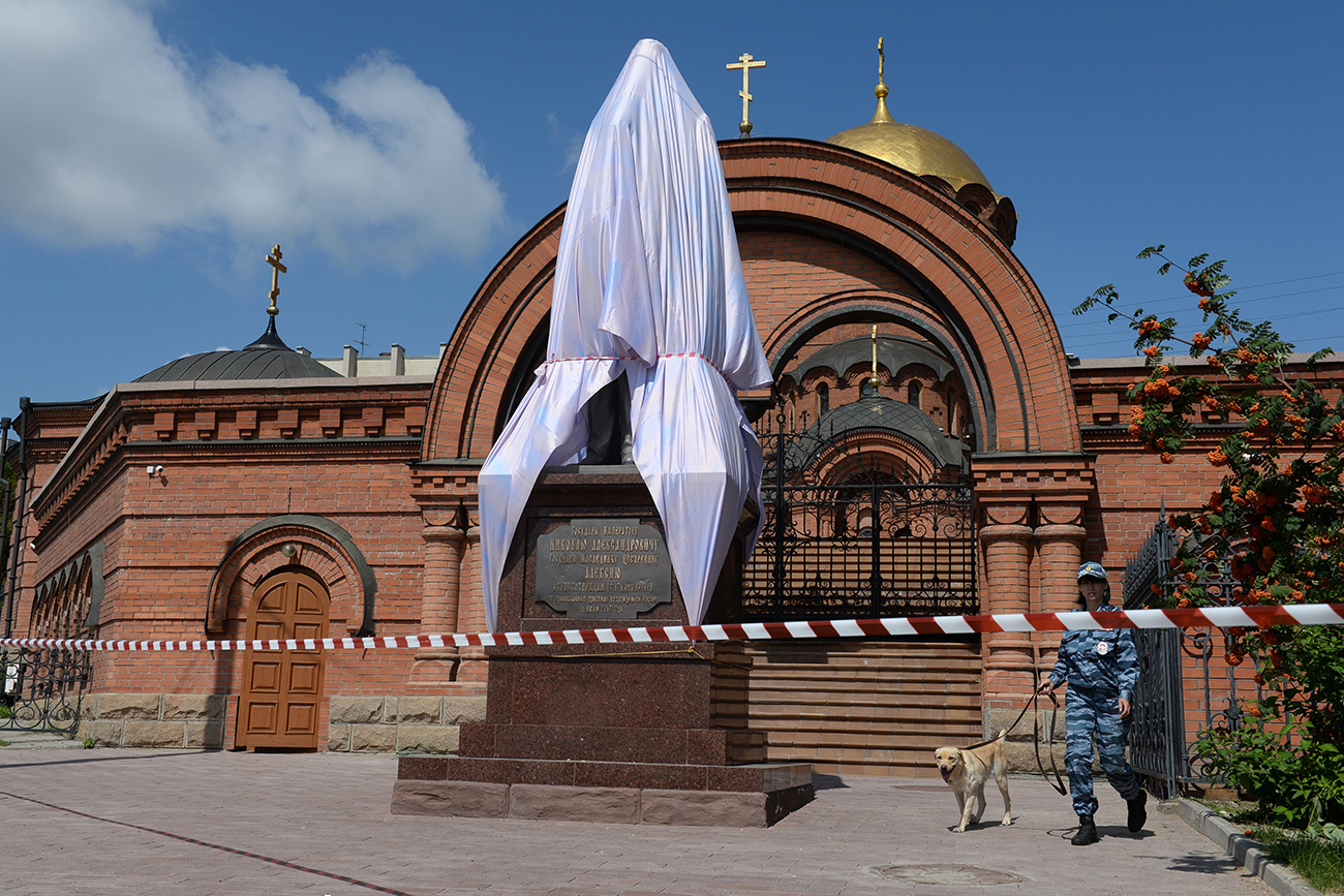 Novosibirsk, Russia. In the early hours of August 1, a local resident grabbed an ax and tried to smash a monument to Russian Emperor Nicholas II. / Alexandr Kryazhev/RIA Novosti