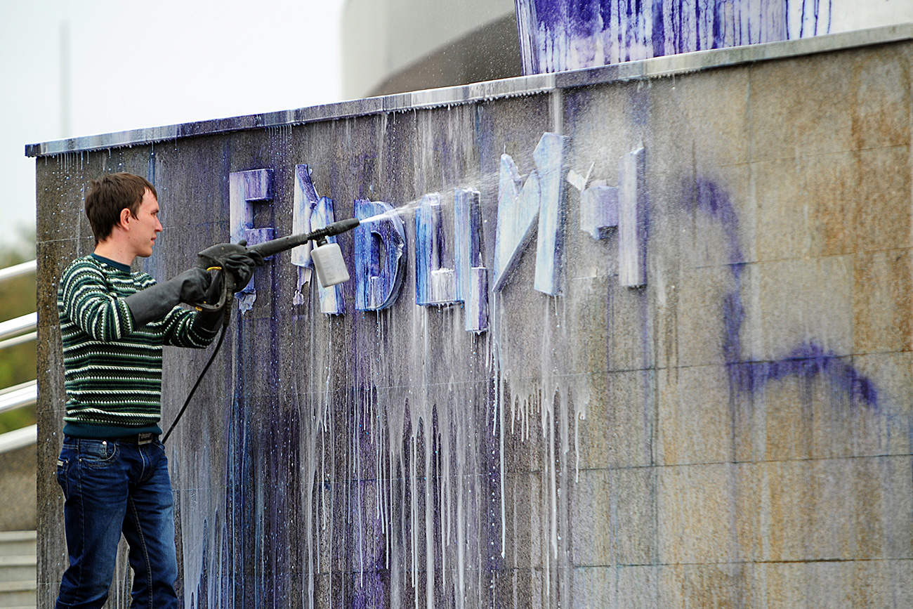 Ekaterinburg, lavori di pulizia del monumento al primo presidente della Russia post sovietica Boris Eltsin, dopo un atto di vandalismo. Fonte: Pavel Lisitsin/RIA Novosti
