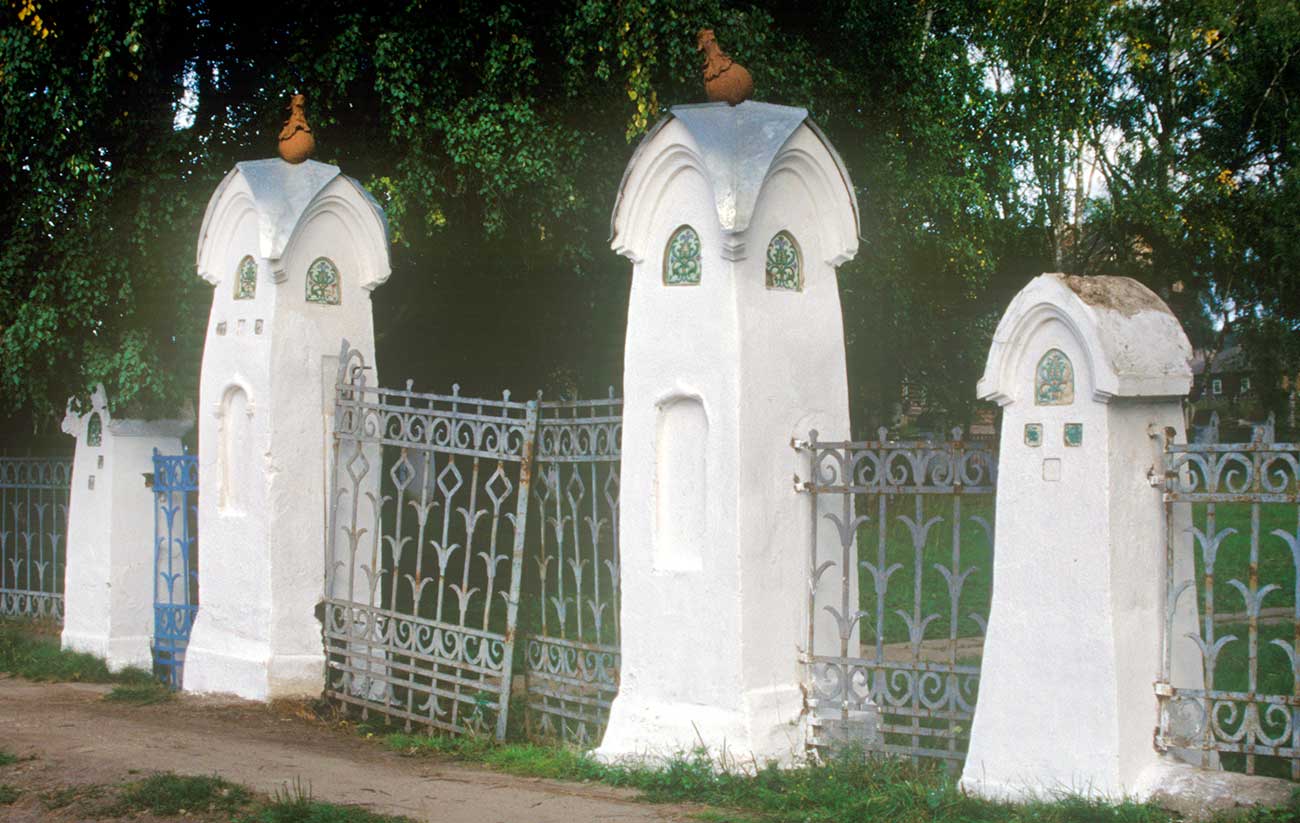 Fence with ornamental ceramics placed around shrine to Mikhail Nikitich Romanov in honor of Romanov Tercentenary (1913). Photo: August, 2000 / William Brumfield