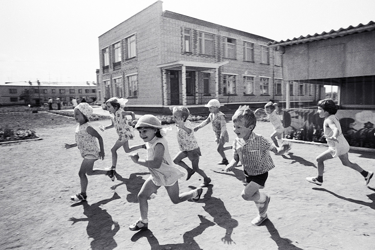 Children playing in the yard of a kindergarten / Boris Kavashkin/RIA Novosti