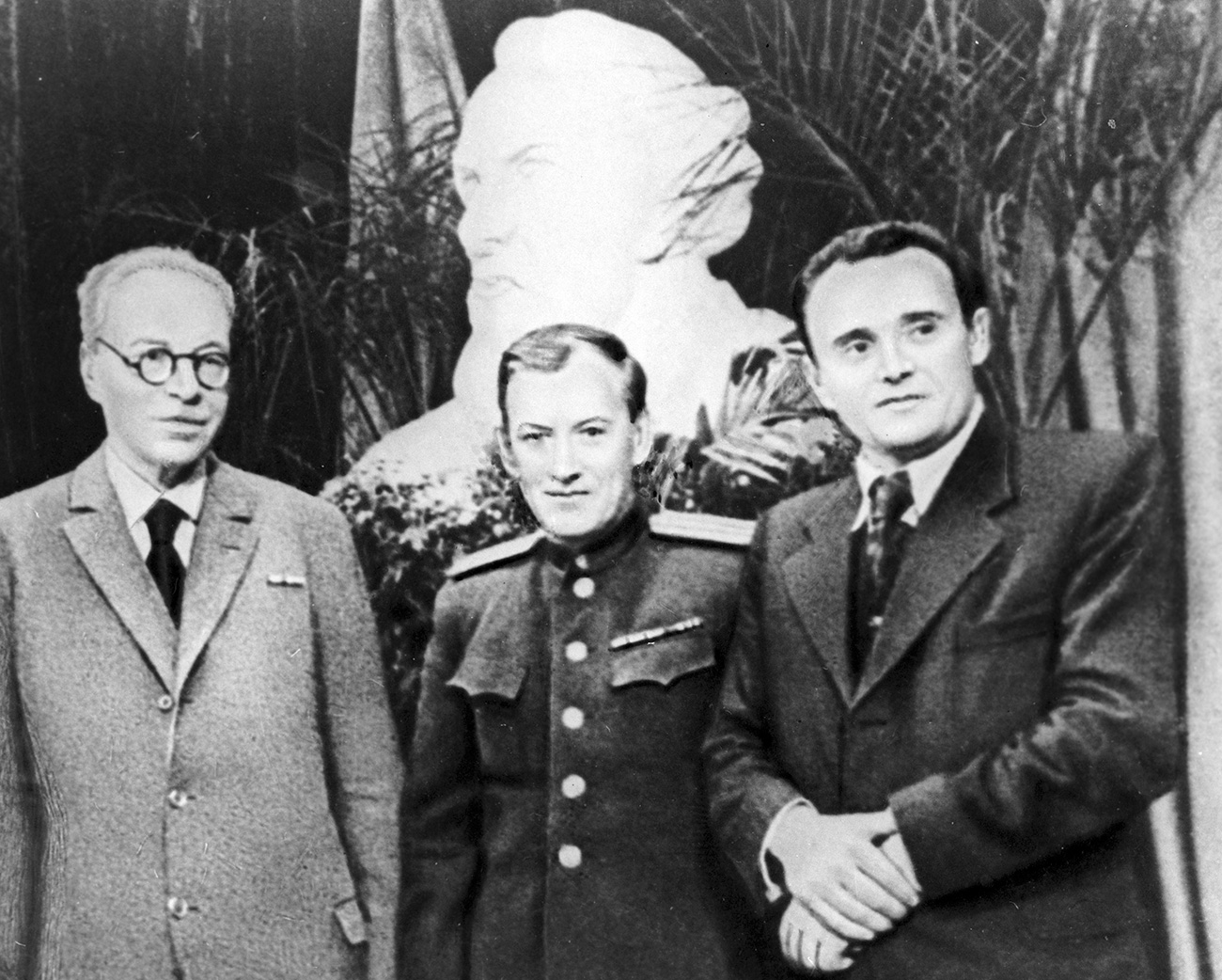 De izquierda a derecha: El académico soviético A. Blagonrávov, el creador de los primeros cohetes de combustible líquido Mijaíl Tijonrávov y el diseñador aeronáutico Serguéi Koroliov, en la celebración del 90 aniversario del nacimiento de K. Tsiolkovski, 1968. Fuente: RIA Novosti