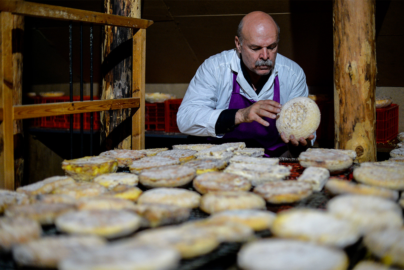 Por causa de sanções, produtos tradicionalmente importados, como queijo, estão ganhando versões nacionais (Foto: Aleksêi Filippov/RIA Nôvosti)