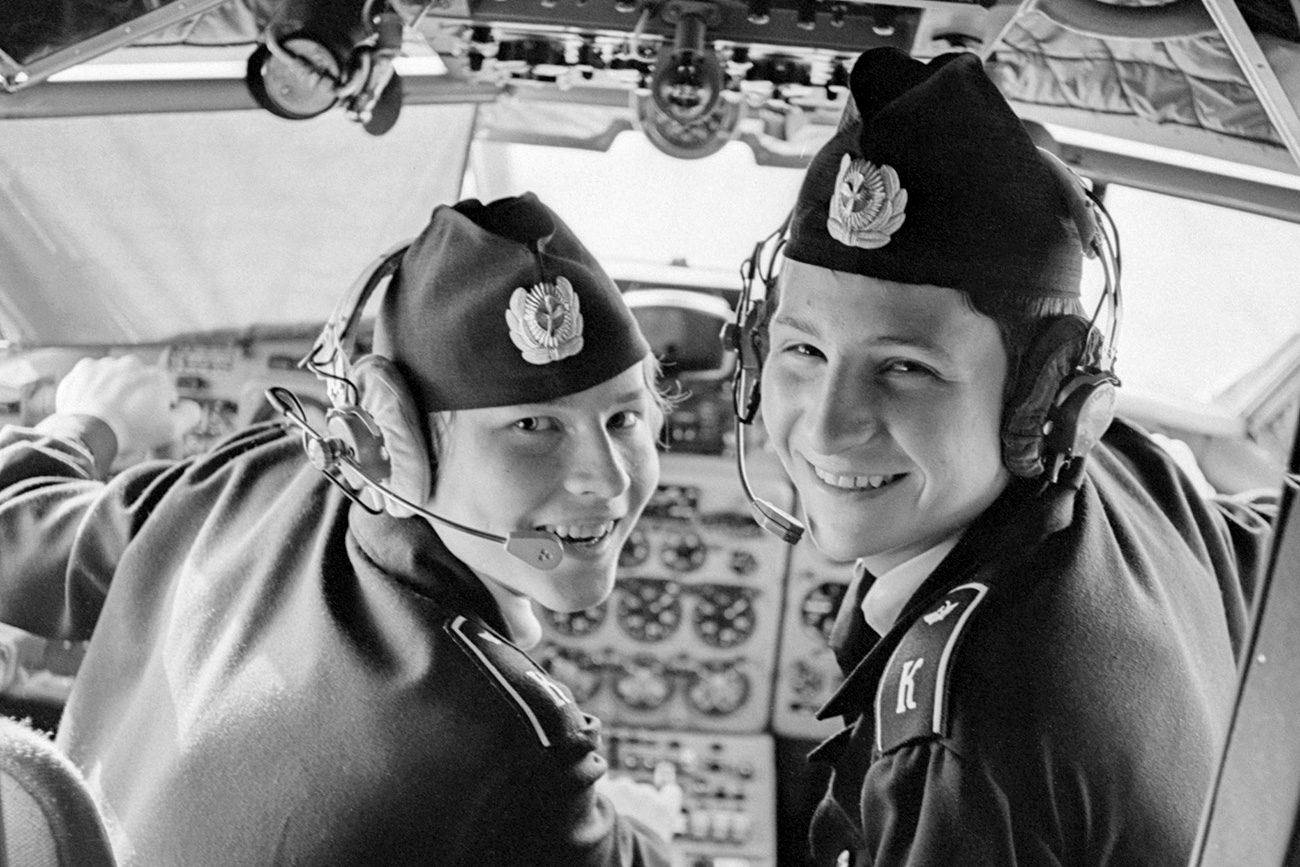 Los estudiantes de la escuela de pilotos Valeri Terpugov y Serguéi Suchkov en el Yak-40 en 1977, la URSS. Fuente: TASS