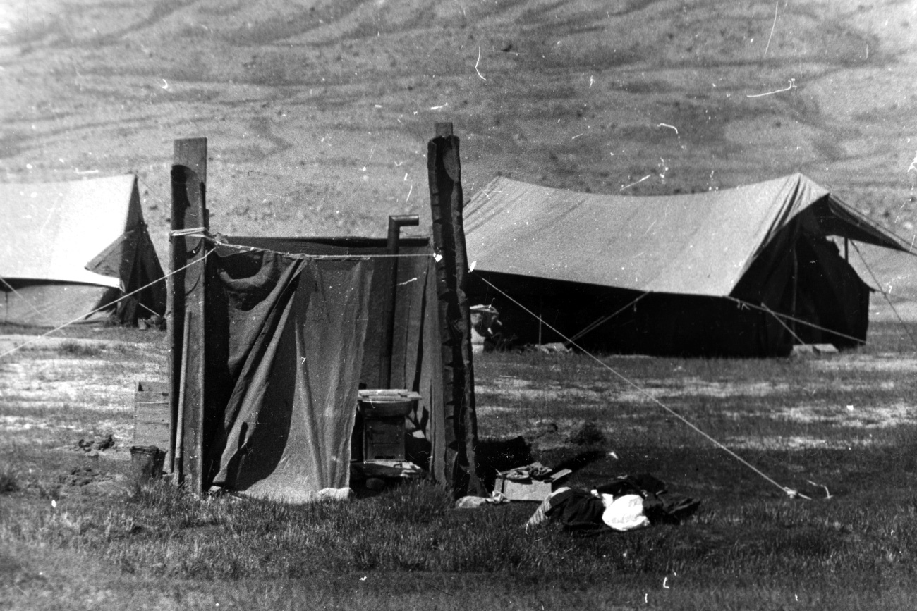 Chuveiro em acampamento, 1982 Foto: arquivo pessoal de Vladimir Vladimirov