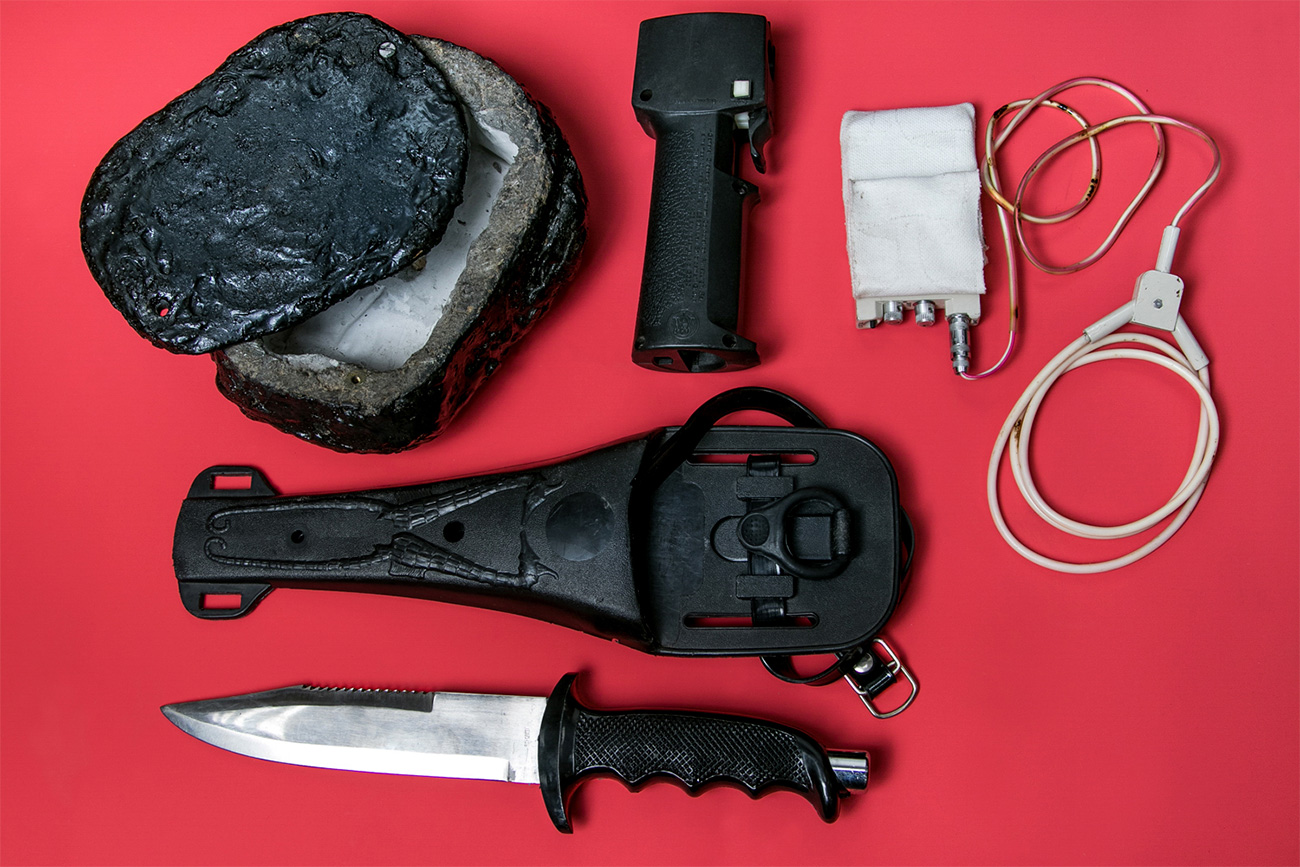 Нож Александра Огородњика и кутија коју је за њега оставила Марта Петерсон. Извор: Иља Огарјов