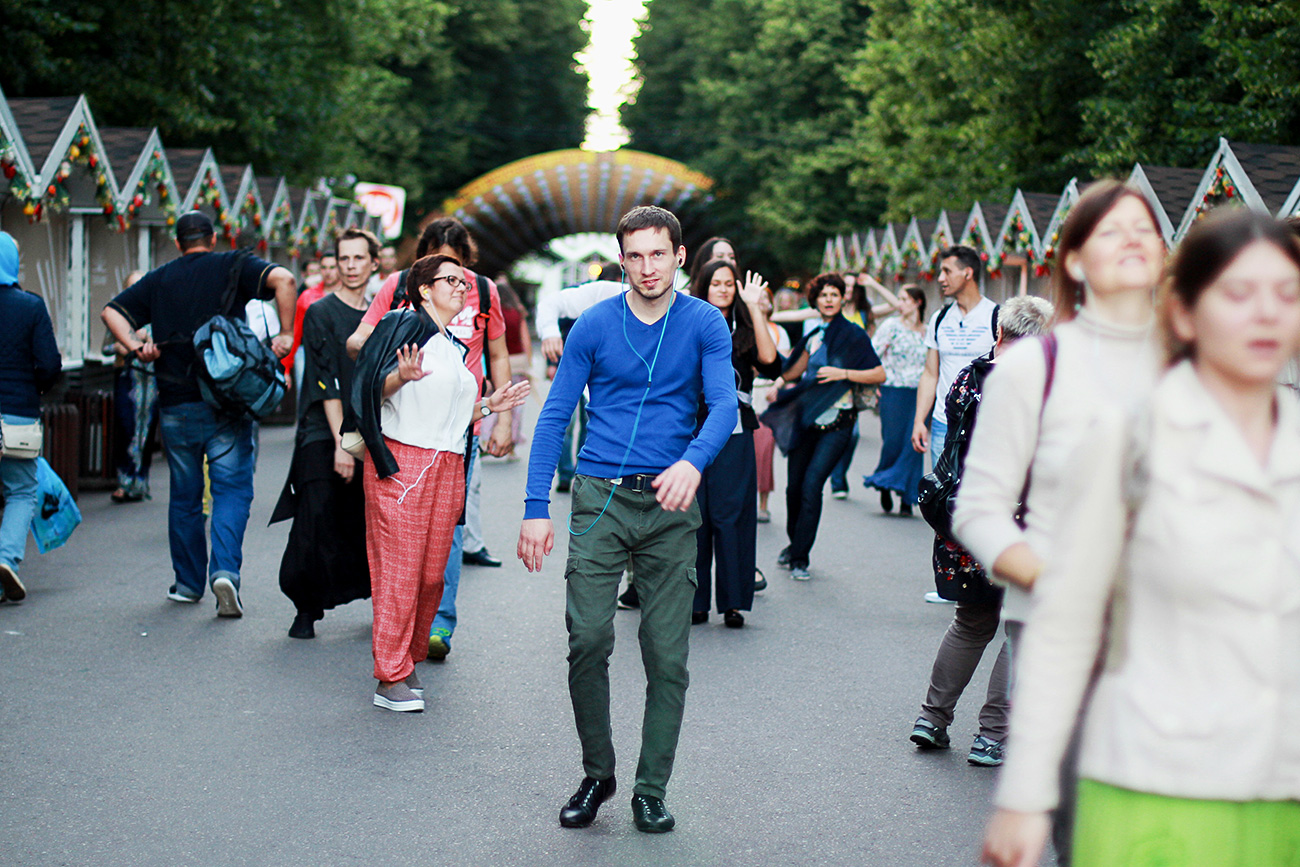 People dance in Sokolniki Park / Photo: Victoria Ryabikova