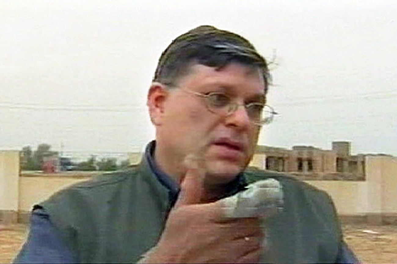 Руският посланик в Ирак Владимир Титоренко, ранен по време на обстрел на дипломатическа колона по пътя от Багдад за Дамаск, април 2003 г. Снимка: ТАСС