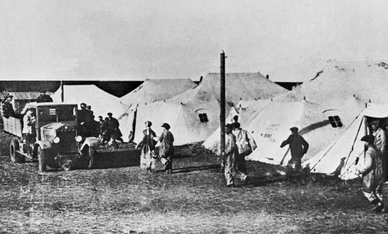 Ростовска област. Първите палатки на работниците от държавната ферма "Гигант", създадени насред девствените земи. Снимка: ТАСС