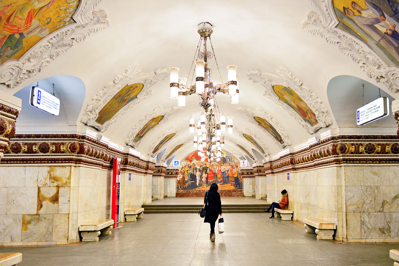 Украси у овој станици посвећени су Совјетској Украјини и Перејаславској скупштини 1654. године. Извор: Vostock-Photo