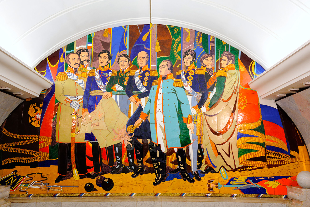 ニューヨークの像「善は悪に勝つ」の作者であるソ連の有名な芸術家ズラブ・ツェレチェのデザインで、2つの戦いでの勝利が駅の北ホールと南ホールに描かれている。＝Legion Media