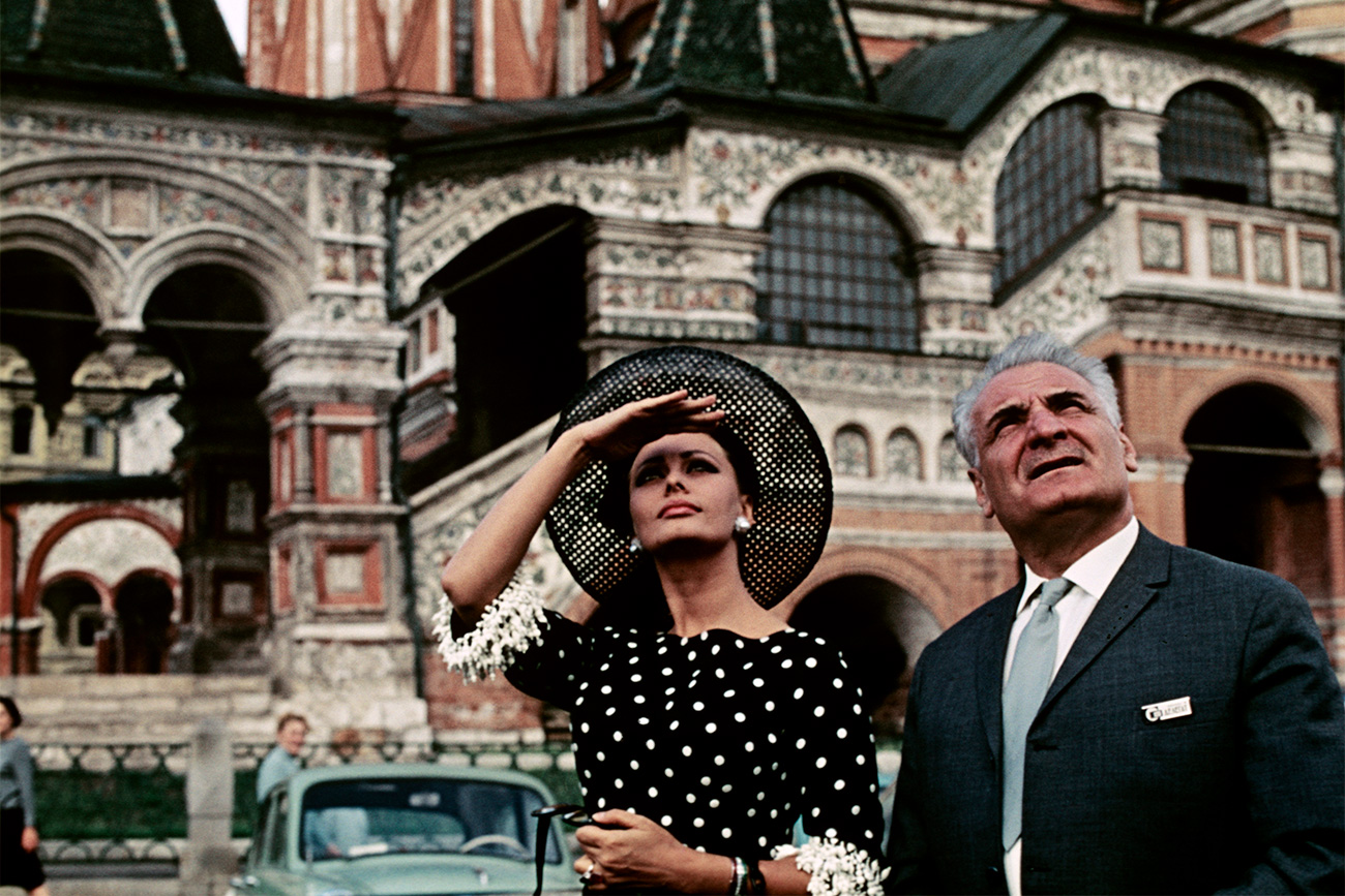 Sophia Loren e o artista soviético Sergo Alexandrovich Zakariadze na Praça Vermelha. Foto: Mikhail Ozerskiy/RIA Novosti