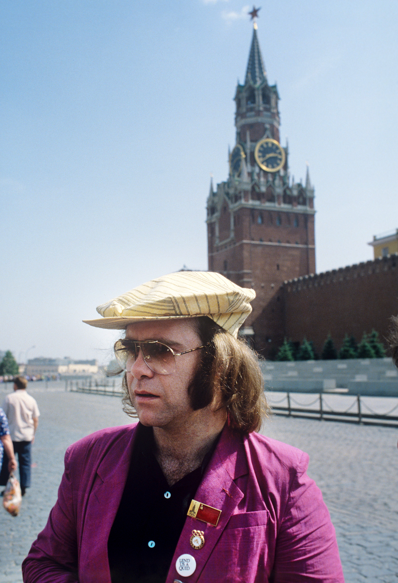 Elton John é visto na Praça Vermelha durante sua turnê pela União Soviética. Foto: Roman Denisov / TASS
