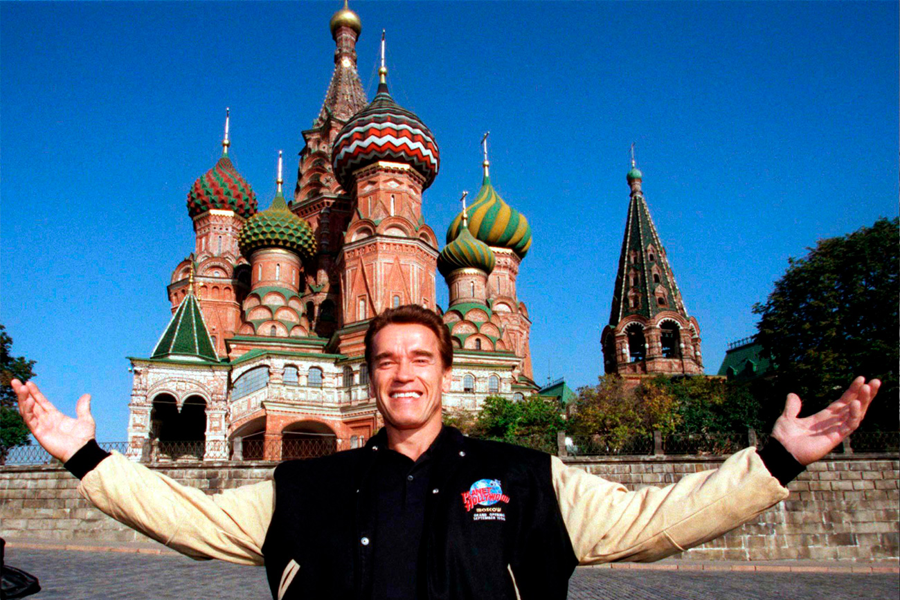 Arnold Schwarzenegger posa para una fotografía frente a la catedral de San Basilia. Fuente: Reuters