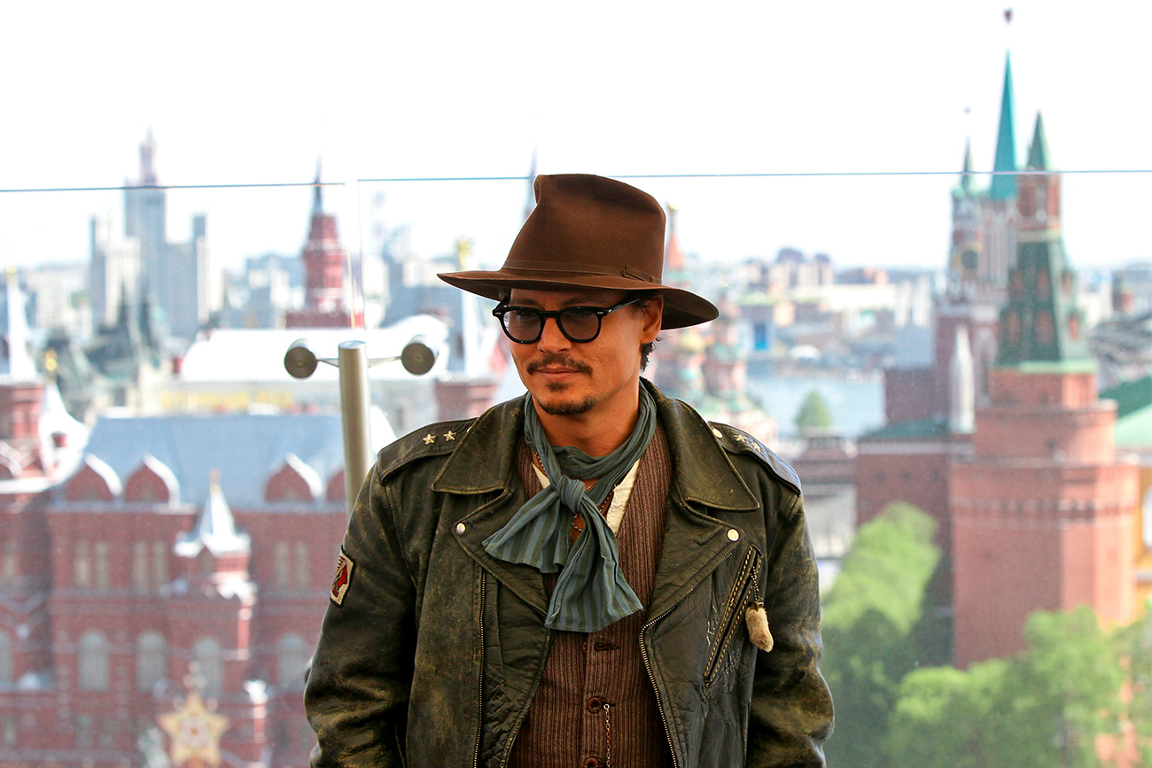 Johnny Depp em sessão de fotos no hotel Ritz-Carlton. Foto: Alexey Kudenko / RIA Novosti