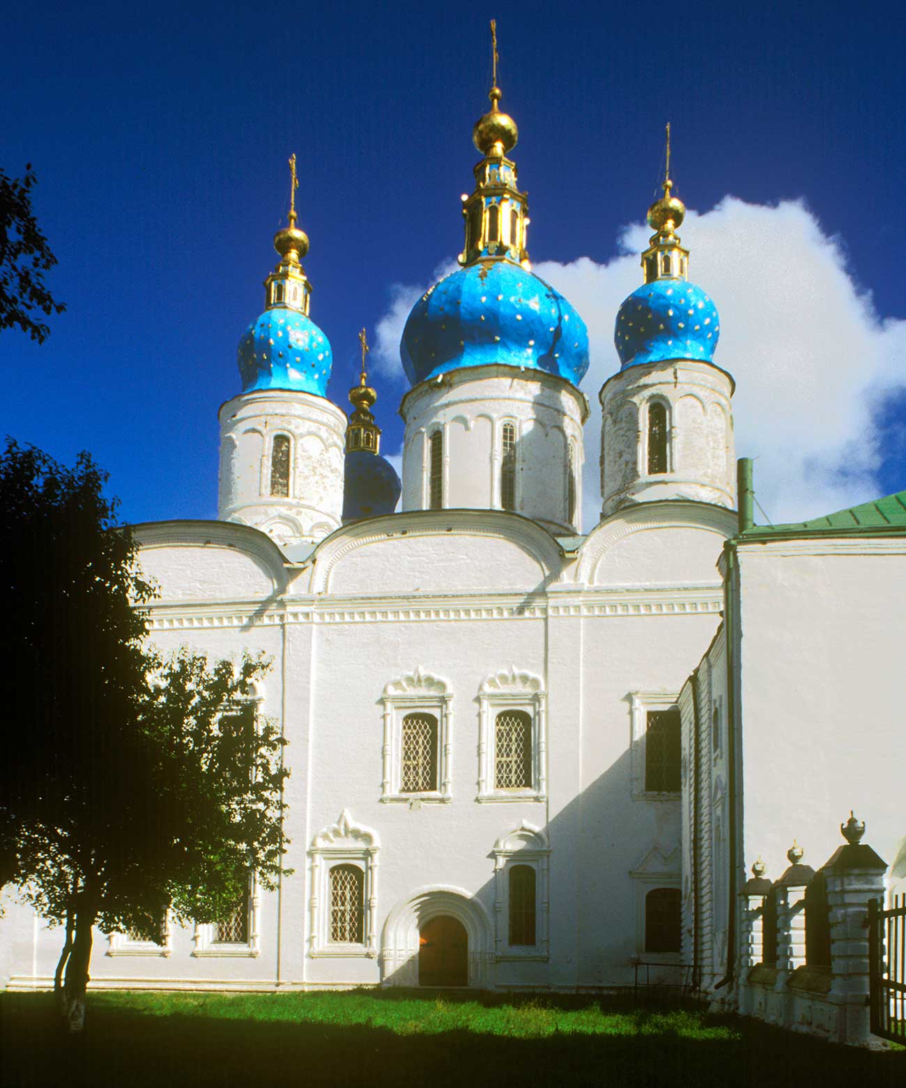 Cathedral of St. Sophia & Dormition, south facade. Photo: August, 1999 / William Brumfield