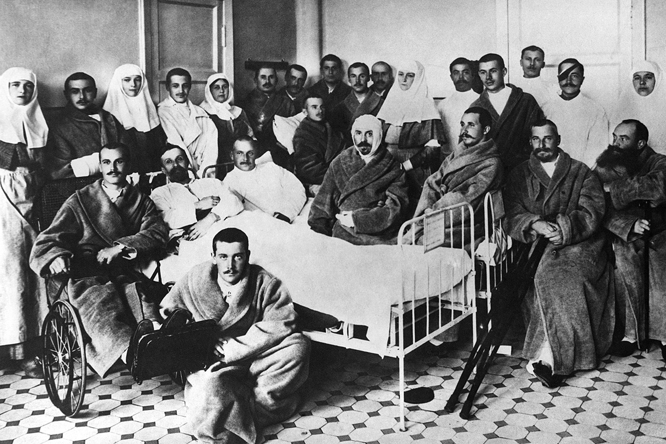 Empress of Russia Alexandra Fyodorovna (C) and her daughters among wounded servicemen at the Tsarskoye Selo Palace Hospital.  / TASS 