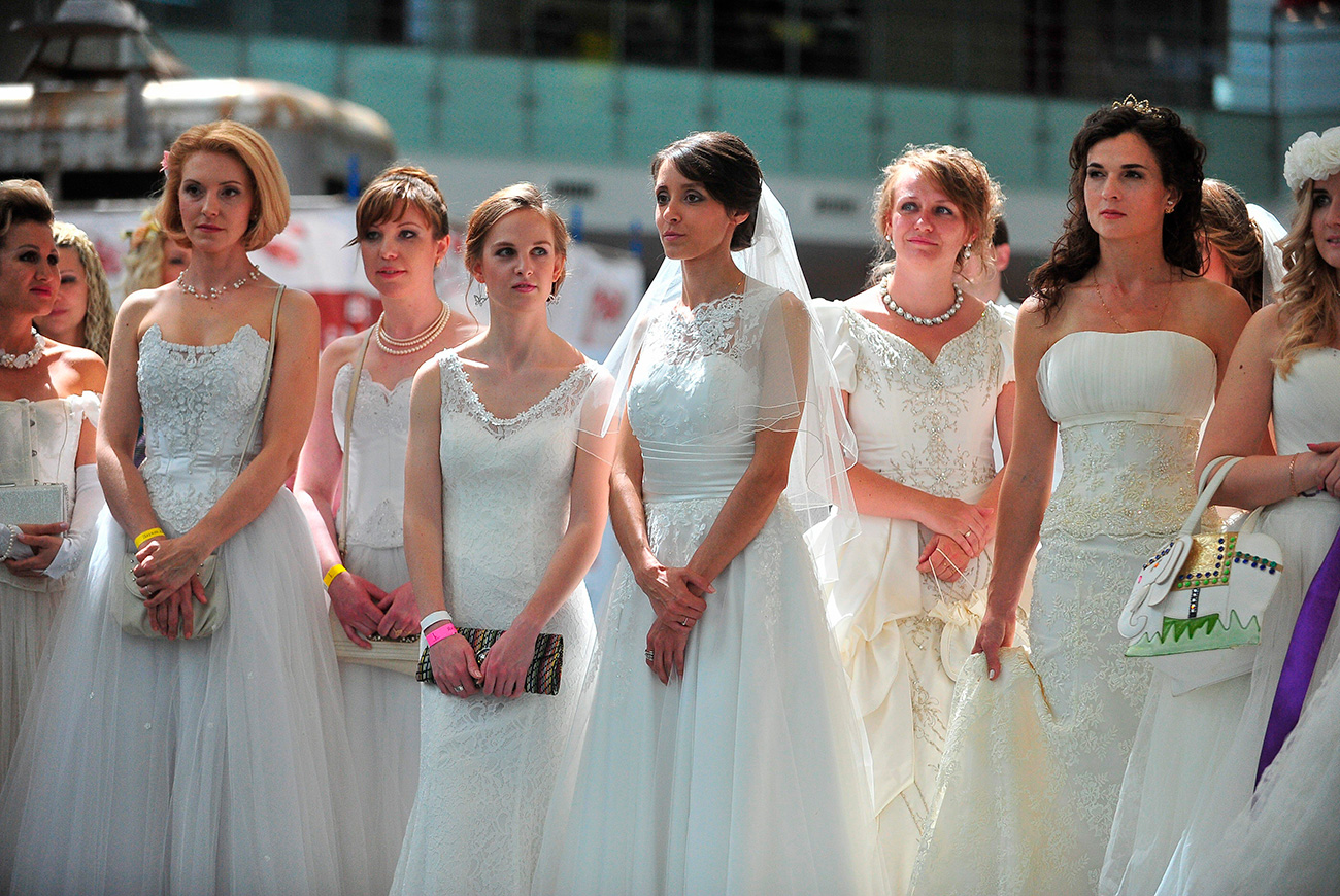 The bride parade in Moscow. / Sergei Kiselev /Moskva Agency