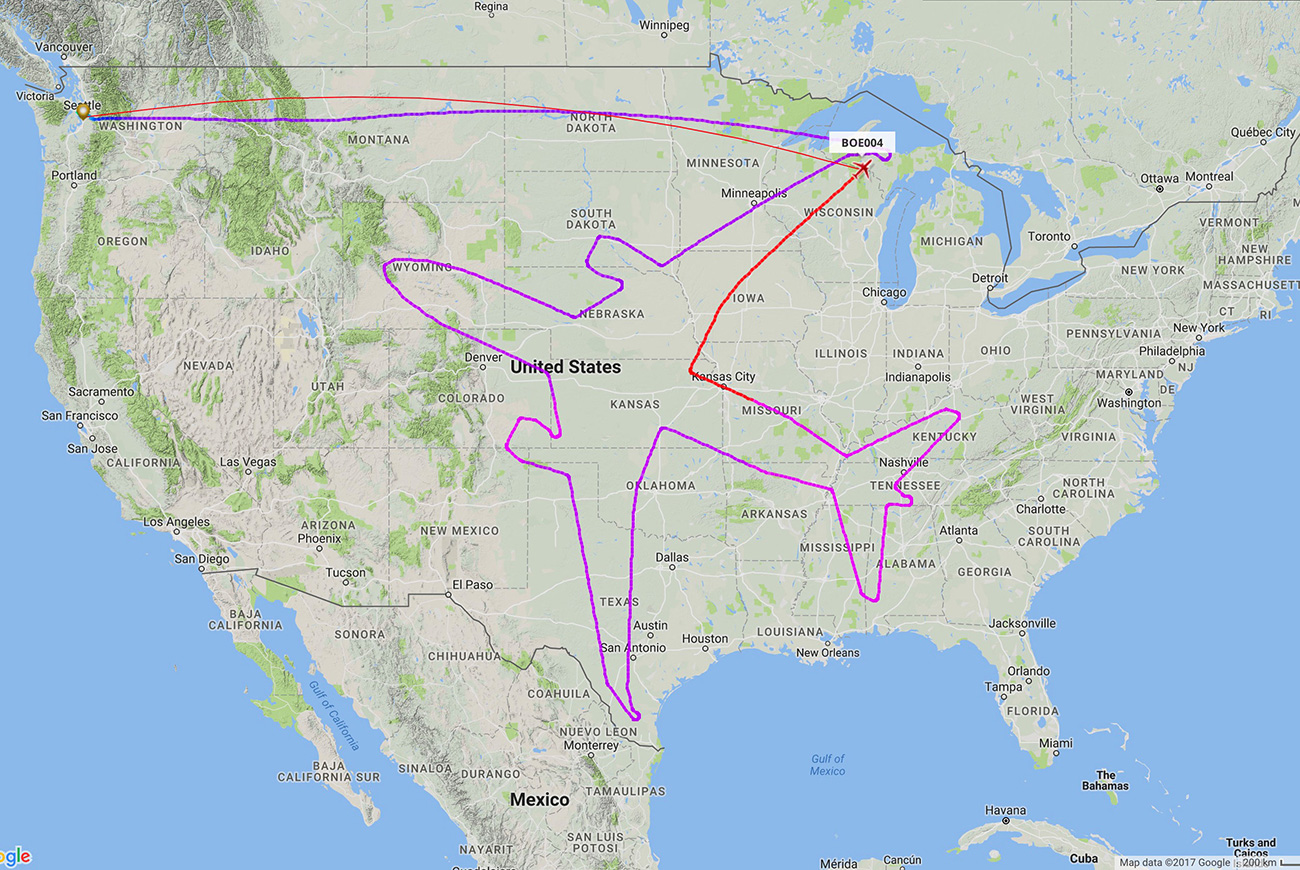 Очертание на самолет на картата на САЩ по време на специалния полет на Boeing Dreamlines 787-10 jn Сиатъл. / Reuters