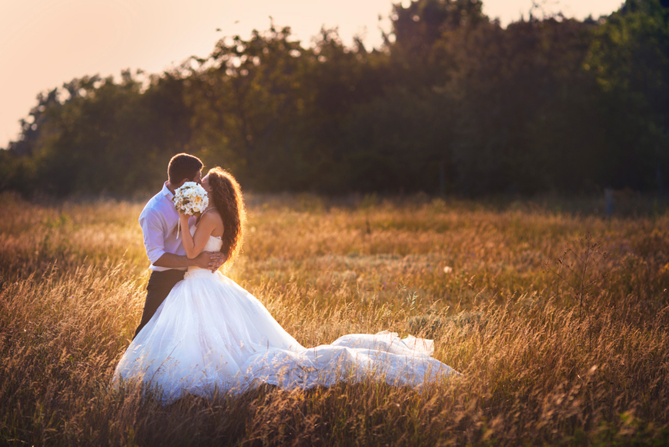 “Un bacio nel sole”. Un tipico scatto degli album di foto dei matrimoni russi. Fonte: Legion Media