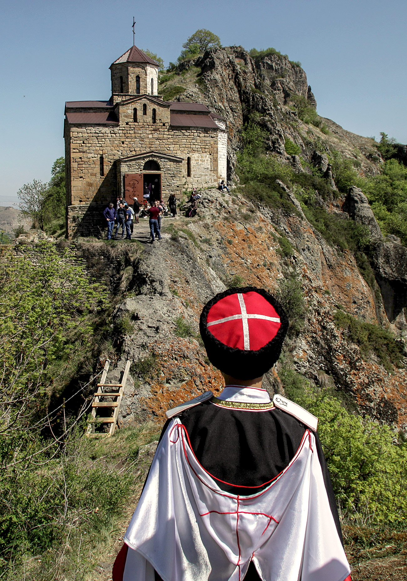 Para turis mengunjungi Gereja Shoana. Sumber: Denis Abramov/RIA Novosti