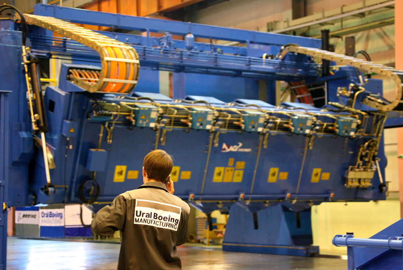 Setting up equipment on the shop floor of Ural Boeing Manufacturing (UBM), a joint venture of Boeing and VSMPO-Avisma Corporation in the town of Verkhnyaya Salda in the Sverdlovsk Region. / Pavel Lisitsyn / RIA Novosti