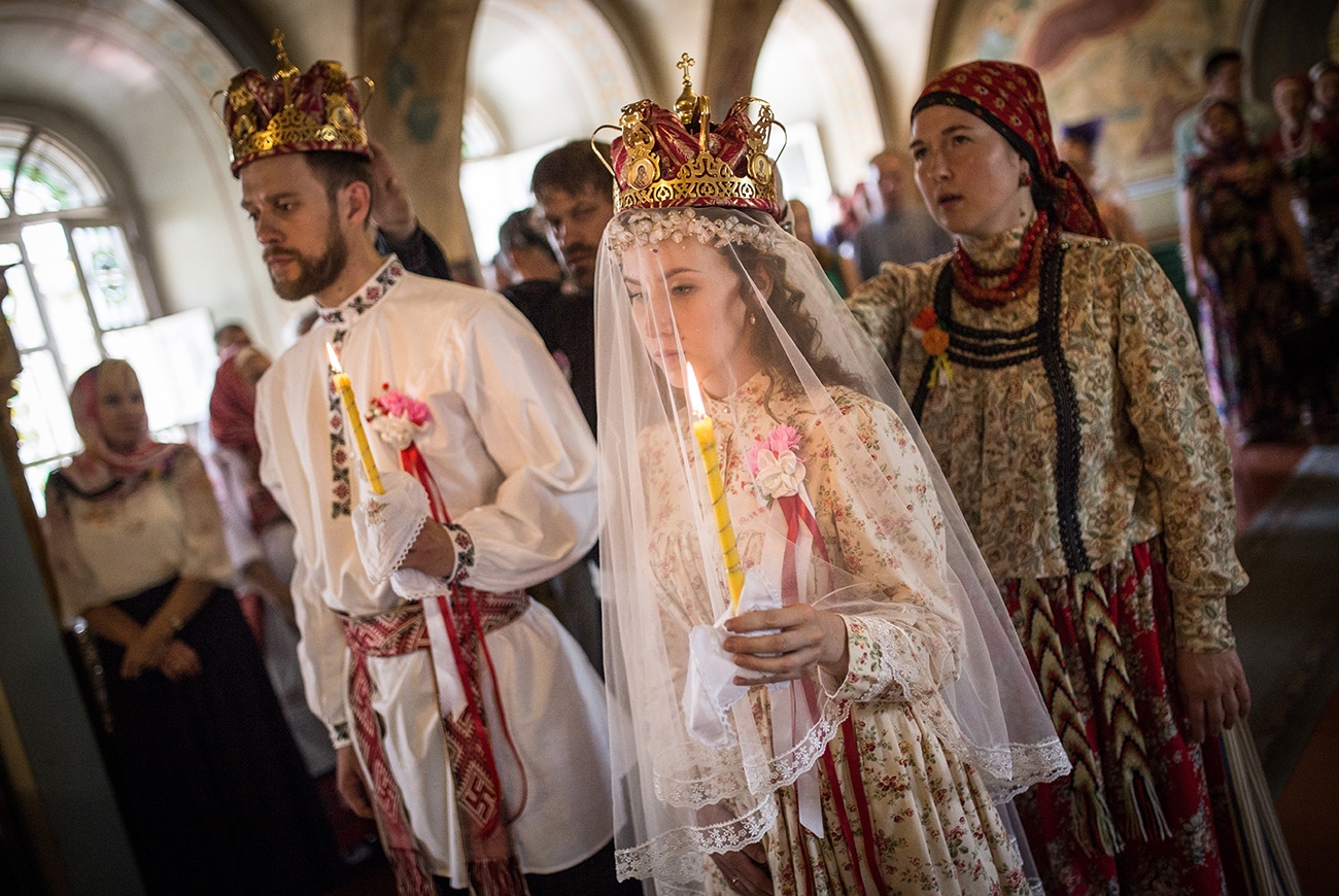 Bride Diana Khamitova and groom Ilya Klinkin during a wedding ceremony held according to an old Russian tradition, at the Resurrection Cathedral, June 2016. / Danila Shostak/TASS