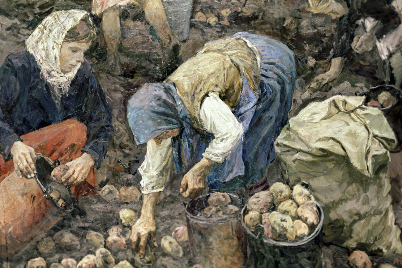 Una riproduzione del dipinto del 1956 “Raccolta delle patate” del pittore Arkadij Plastov. Collezione del Museo di Stato Russo. Fonte: RIA Novosti