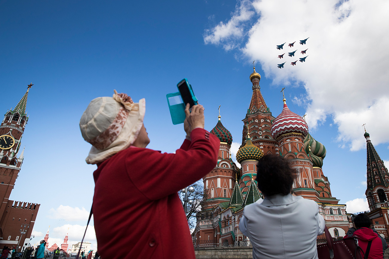 Turistas disputam espaço para fotos perto do Kremlin (Foto: AP)