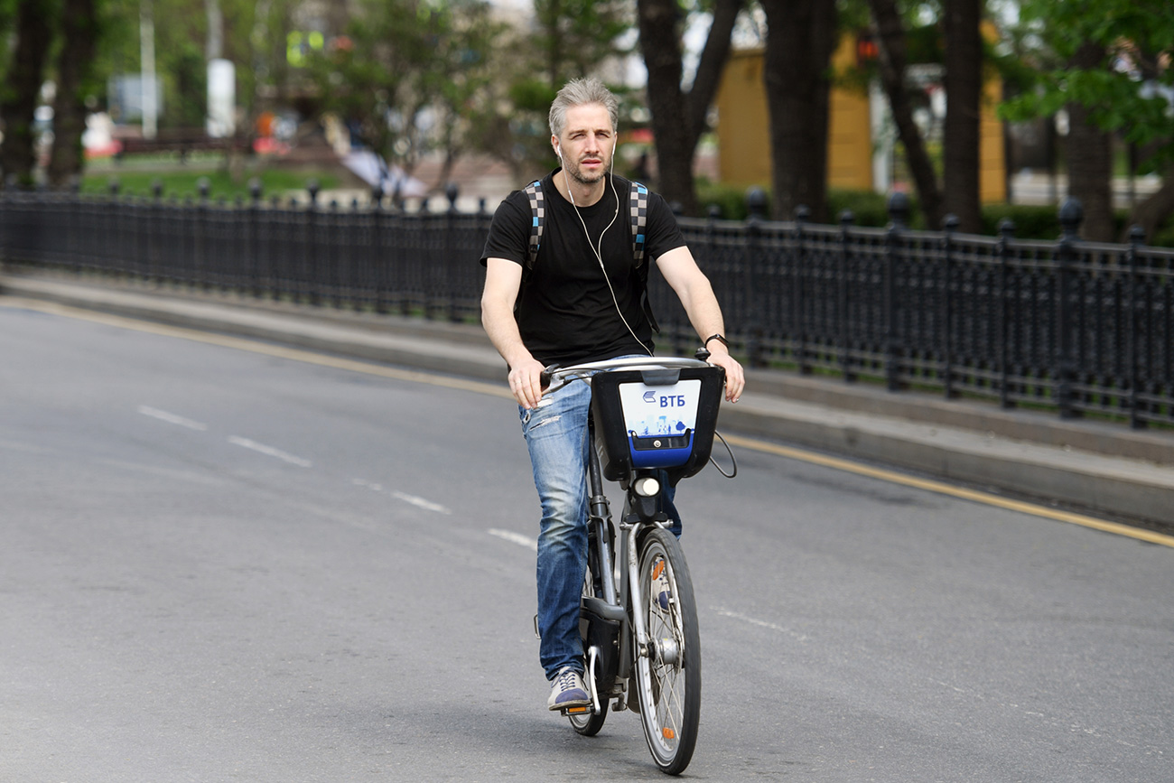 Homem com bicicleta alugada, no Anel dos Bulevares (Foto: Evguêni Biatov/RIA Nôvosti)