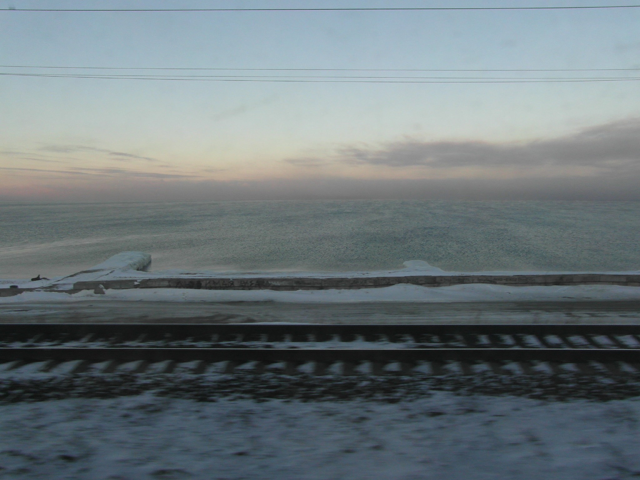 バイカル湖の朝。6日間にわたるシベリア鉄道の旅のクライマックスだ。＝ペギー・ローゼ