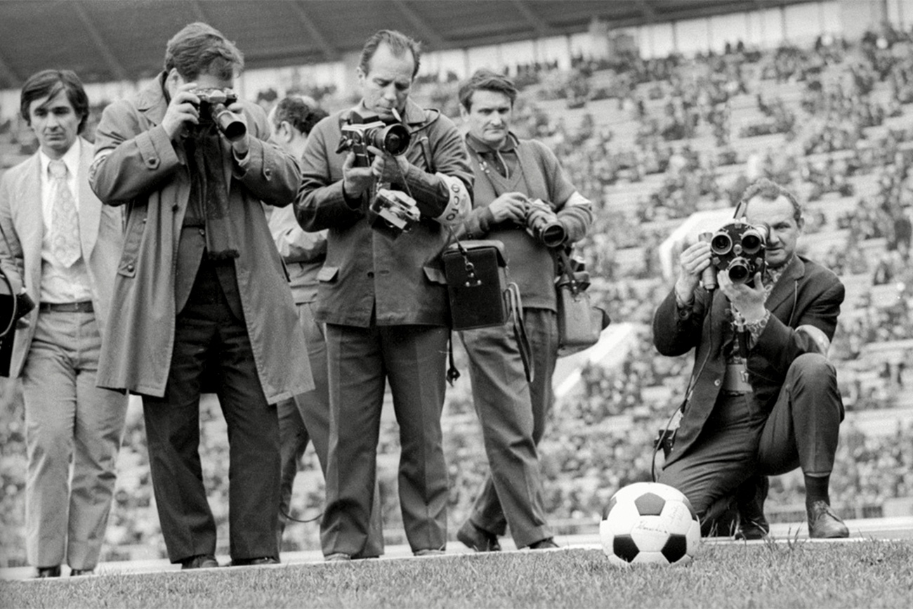 1971 Lev Yashin's FIFA testimonial match: Dynamo Moscow - World XI. Source: Viktor Akhlomov/МАММ/<a  data-cke-saved-href=" https://russiainphoto.ru" href=" https://russiainphoto.ru" target="_blank"> russiainphoto.ru </a>