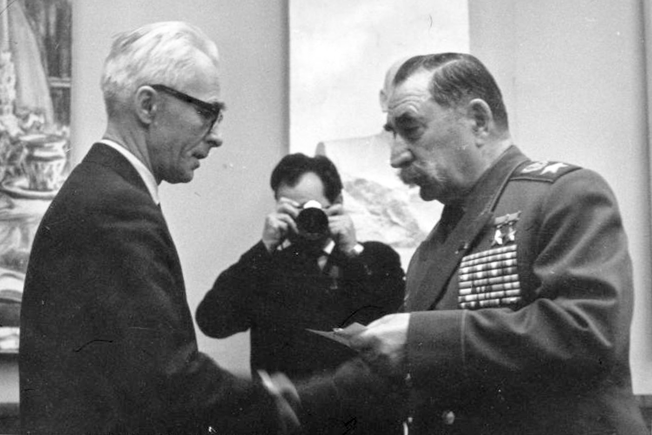 Journalist Sergey Korshunov and Marshal Semyon Budyonny. Source: Unknown author/МАММ/<a  data-cke-saved-href=" https://russiainphoto.ru" href=" https://russiainphoto.ru" target="_blank"> russiainphoto.ru </a>