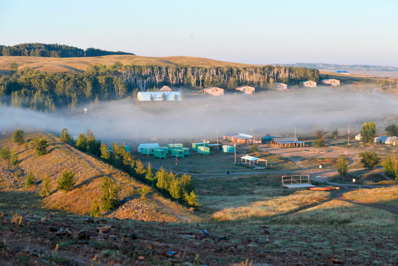 Evening fog over the tourist camp at the Arkaim historical and cultural reserve. Source: Pavel Lisitsyn/RIA Novosti