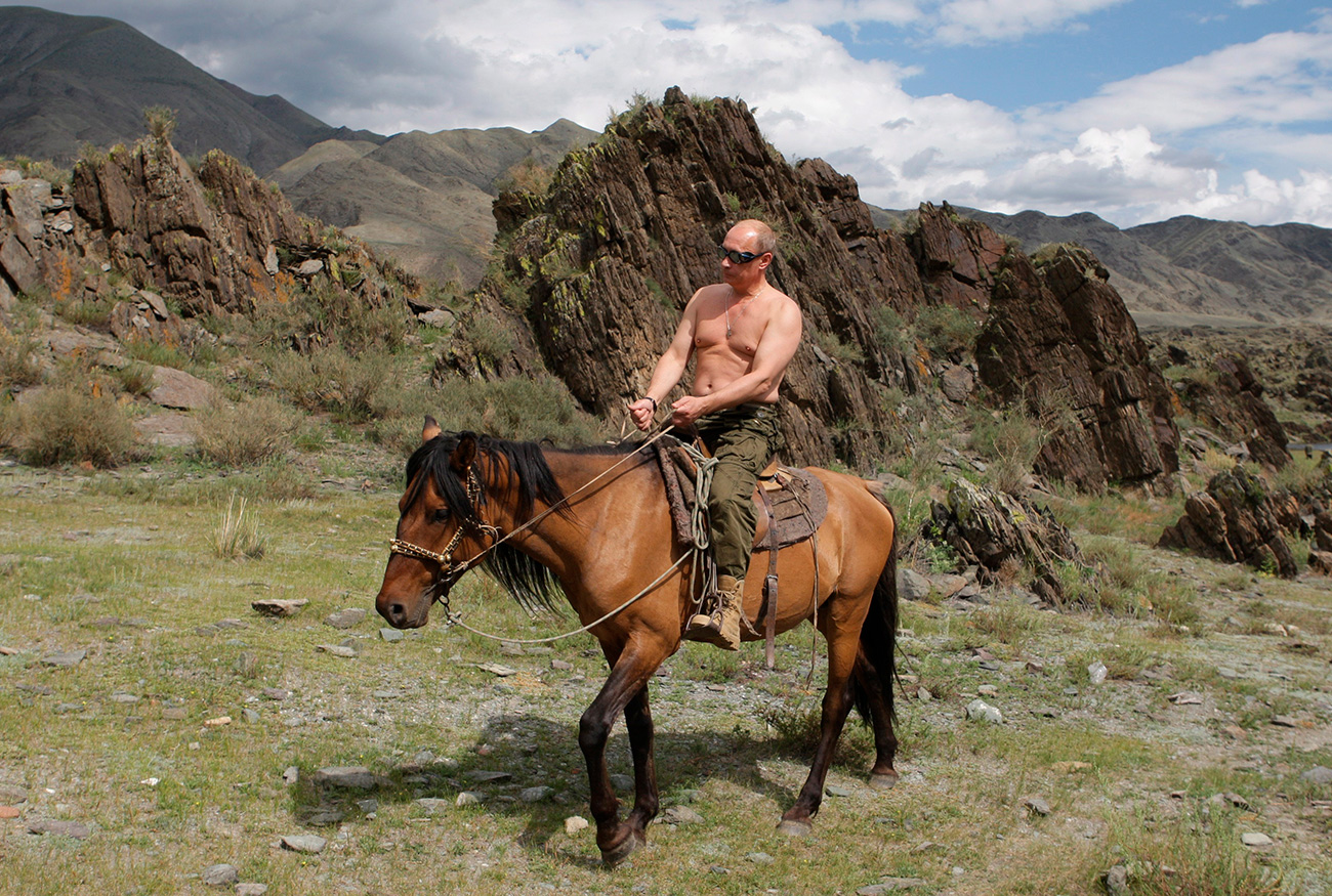 Russian Prime Minister Vladimir Putin rides a horse while on vacation. / ZUMA Press/Global Look Press