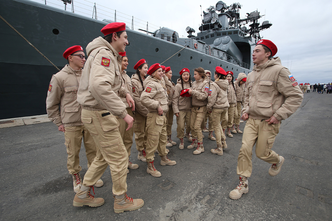 Млади „војници” у војној униформи беж боје. Извор: Денис Кожевников , ТАСС