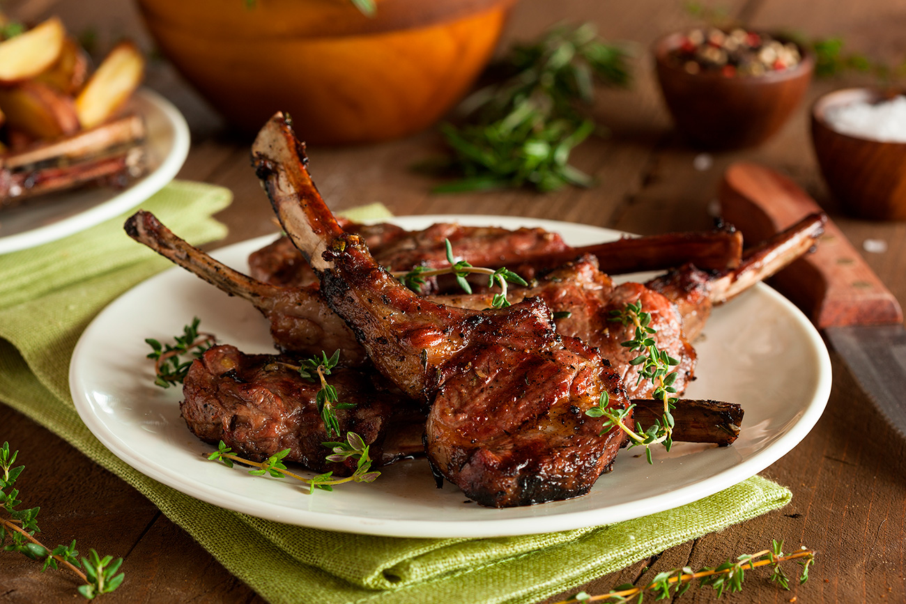 Daging kambing bakar dengan taburan bawang putih dan perasan jeruk nipis. Sumber: Legion Media