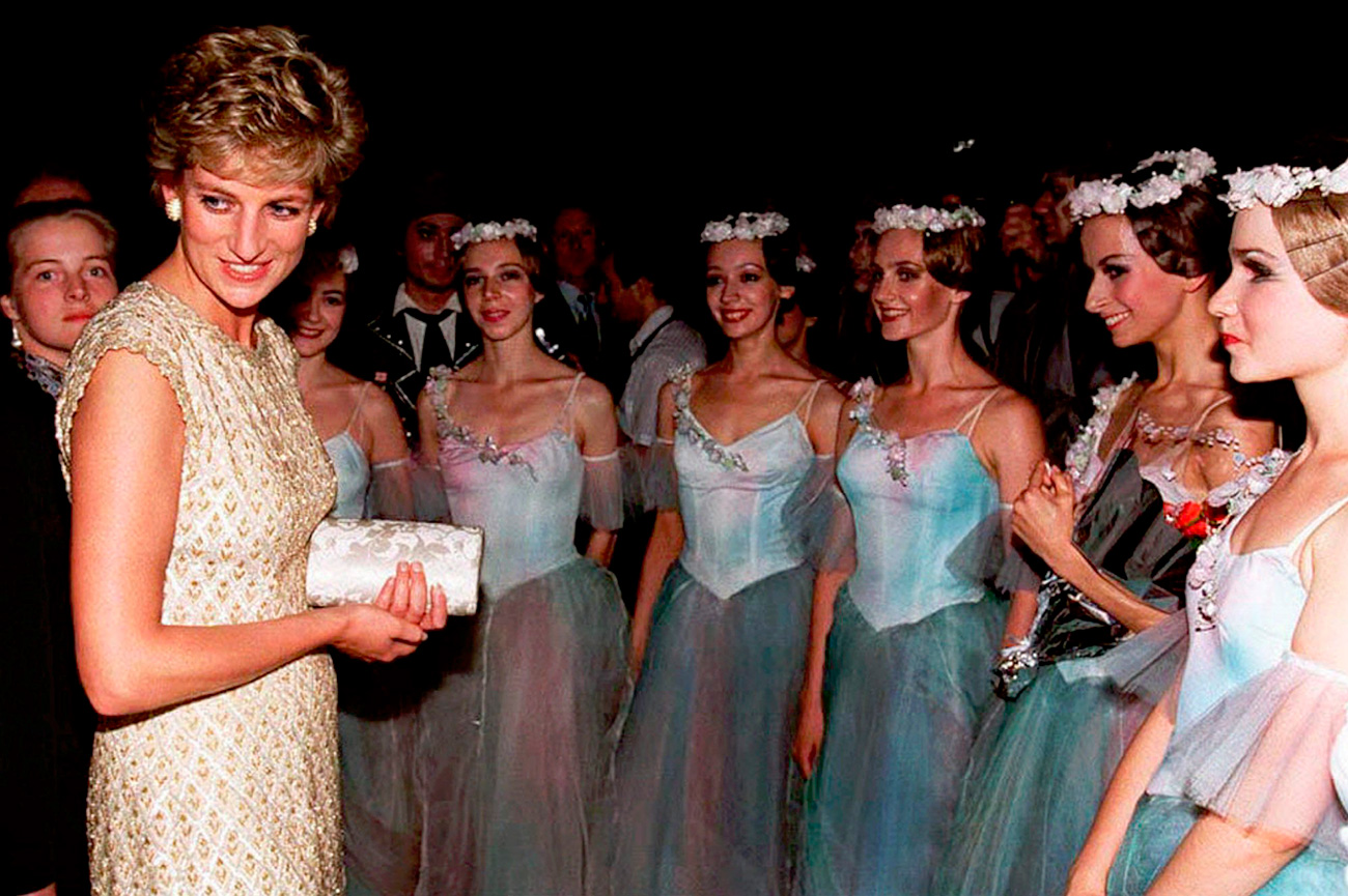 Britain's Princess of Wales talks with ballerinas backstage at the Boshoi Theatre in Moscow after a performance Thursday, June 15, 1995. / AP