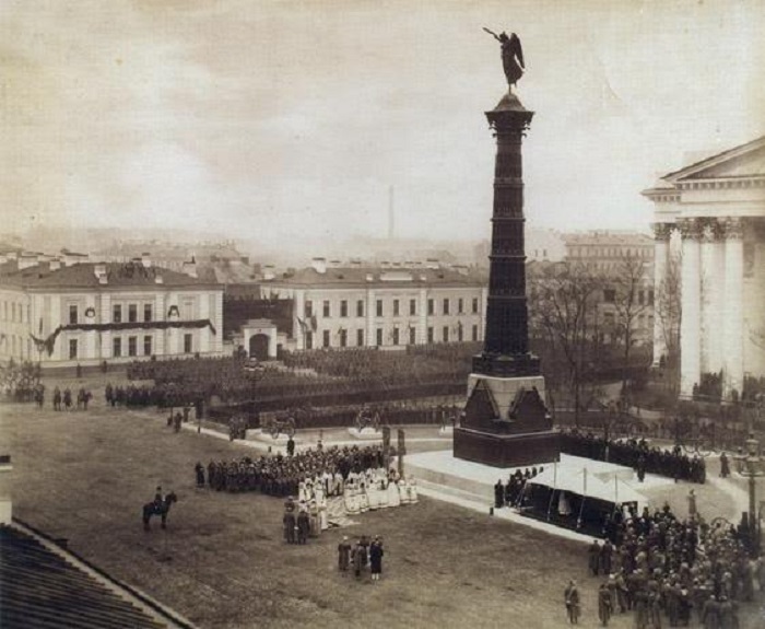 Колоната на Славата в Санкт Петербург (1886 г., арх. Д. И. Грим). Снимка: Фотоателие "Вестли и К°" / wikipedia.org / Обществено достояние