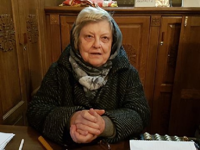 Сава Генчева е една от жените, които се грижат за храма. Снимка: Иван Филчев