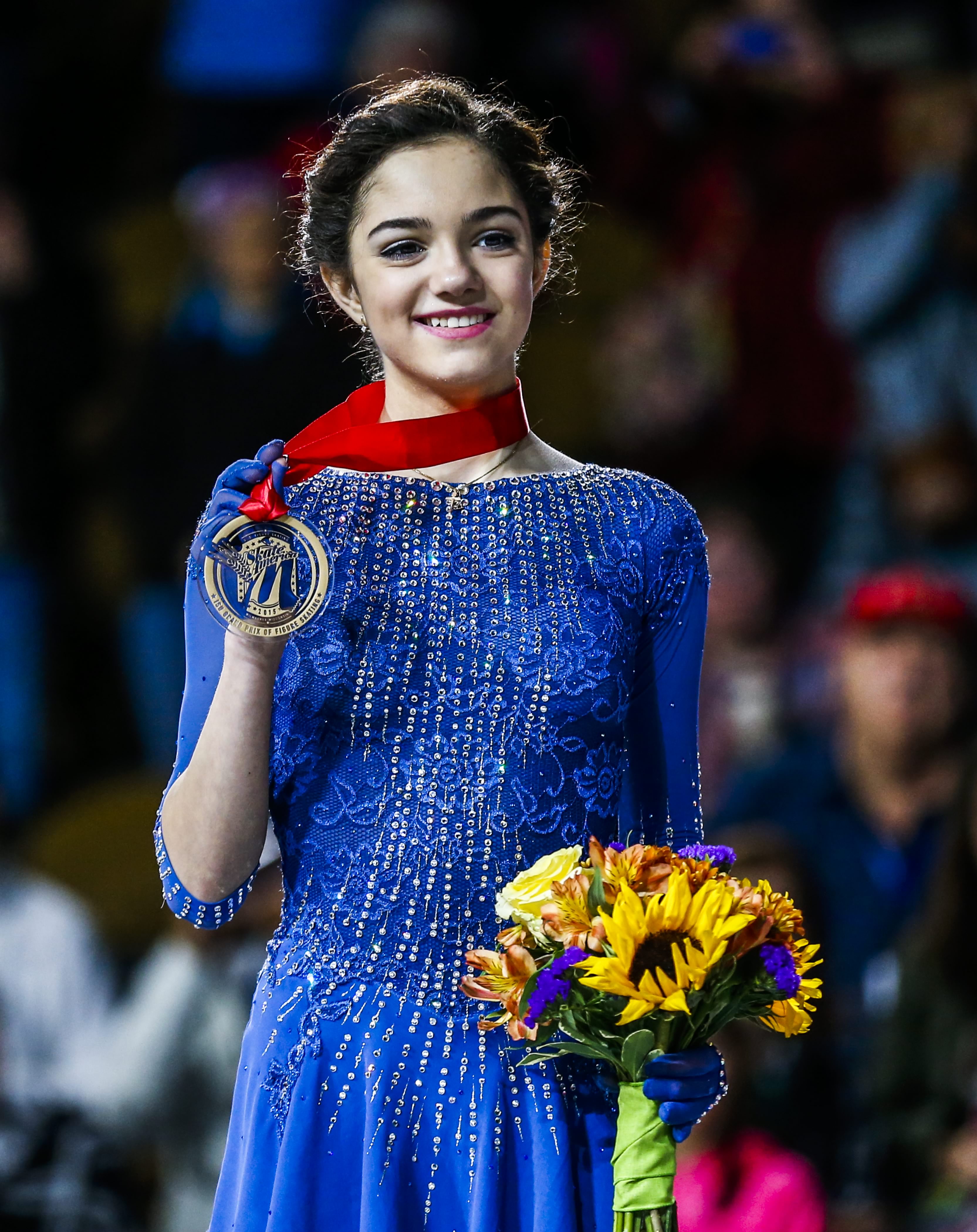 エフゲニア メドベージェワが金メダルでポーズ ロシア ビヨンド