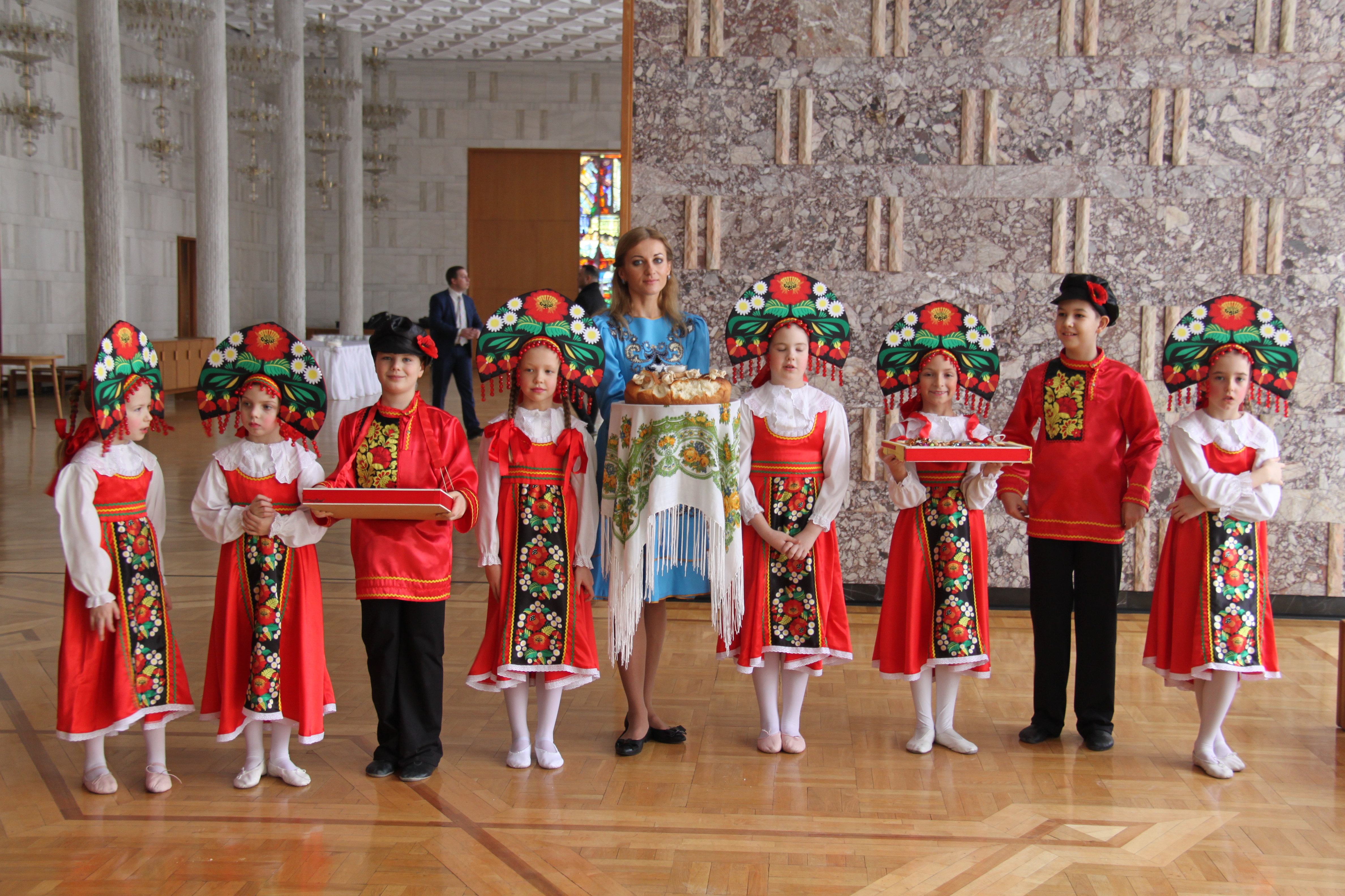 Деца от танцова формация в посолството на РФ в България посрещат гости.\n