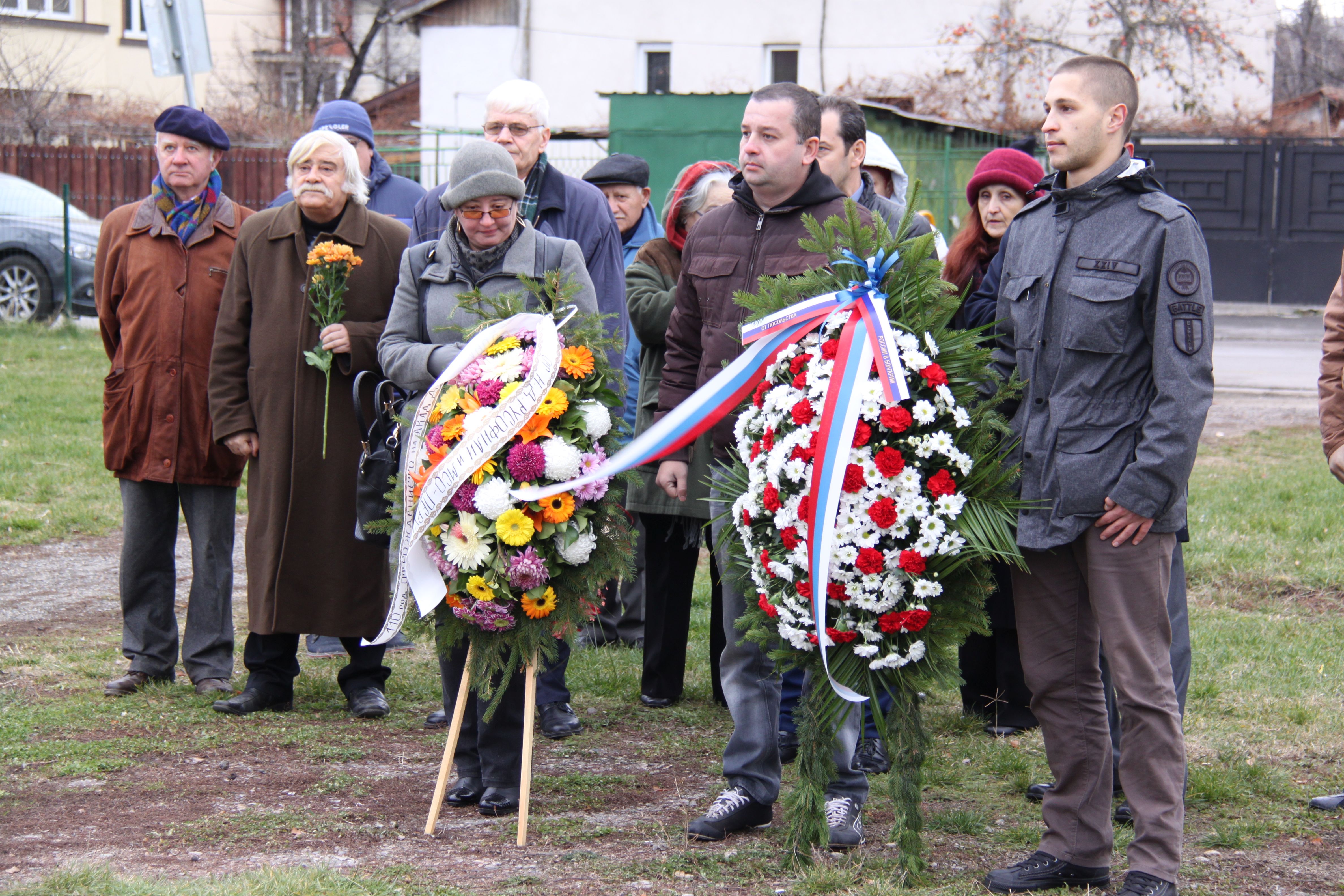 Представители на РКИЦ, НД "Русофили" и граждани поднасят цветя на паметника на акад. Лихачов в кв. "Обеля". Снимка: Десислава Бонева