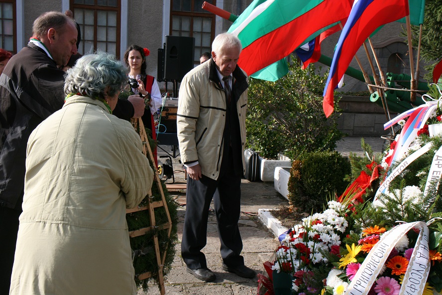 Поднасяне на венци и цветя пред паметника на генерал Николай Столетов. Снимка: Цветина Борисова