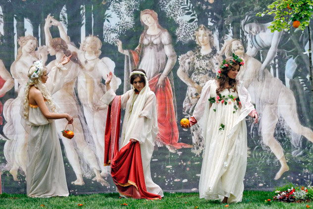 Women take part in an exhibition based on Botticelli's "Primavera" during The Imperial Gardens of Russia International Festival at the Mikhailovsky Garden in St. Petersburg May 26, 2011. The festival, this year taking place as part of a Russian-Italian cultural exchange programme, shows landscape art in the famous former Imperial gardens of Russia's second city. REUTERS/Alexander Demianchuk