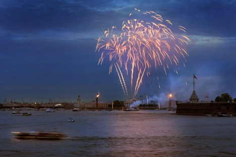 Fireworks to mark St. Petersburg's 308th anniversary May 28, 2011. REUTERS/Alexander Demianchuk