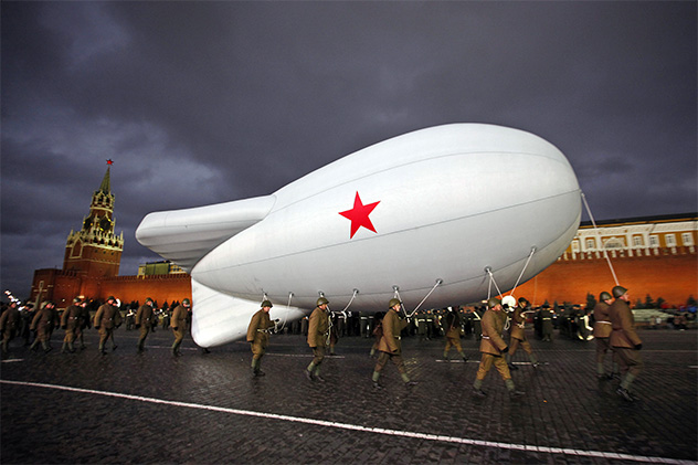 Russian soldiers dressed in Red Army World War II uniform carry a dirigible as they march during a rehearsal for the Nov. 7 parade in Red Square in Moscow, Russia, Tuesday, Nov. 1, 2011. The parade marks the 70th anniversary of a Nov. 7 parade on Red Square. Source: AP/Alexander Zemljanichenko Jr.