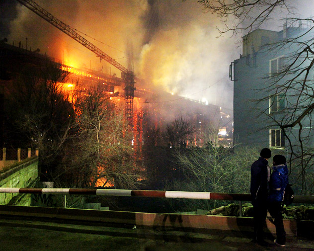 Vladivostok residents are witnessing a huge fire on the bridge at Zolotoi Rog Bay. Source: RIA Novosti 